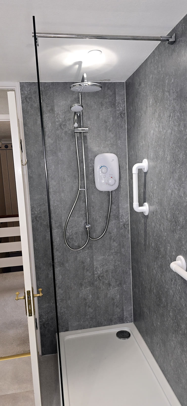Accessible shower installation